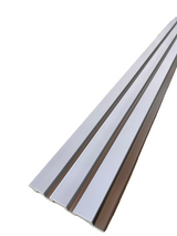 Riflaj PolyPro JP32 alb cu inserții argintii, caneluri adânci și finisaj lucios, perfect pentru decor perete interior.