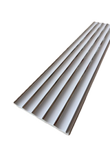 Riflaj decorativ PolyPro JP01, alb cu inserții argintii, finisaj lucios, pentru amenajări interioare moderne.