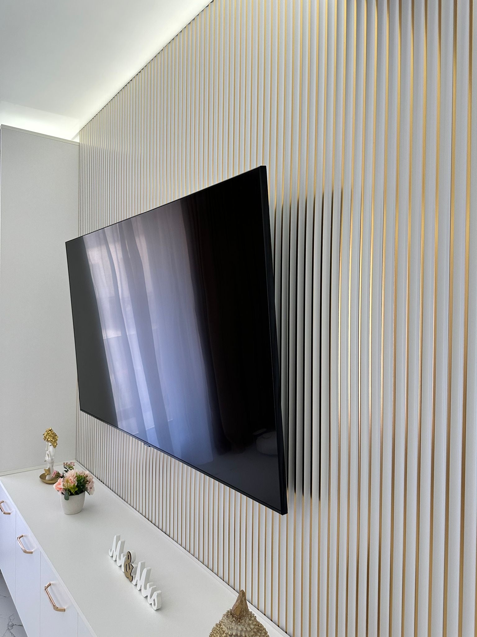 Riflaj decorativ PolyPro JP01, alb cu inserții aurii, finisaj lucios, pentru amenajări interioare moderne