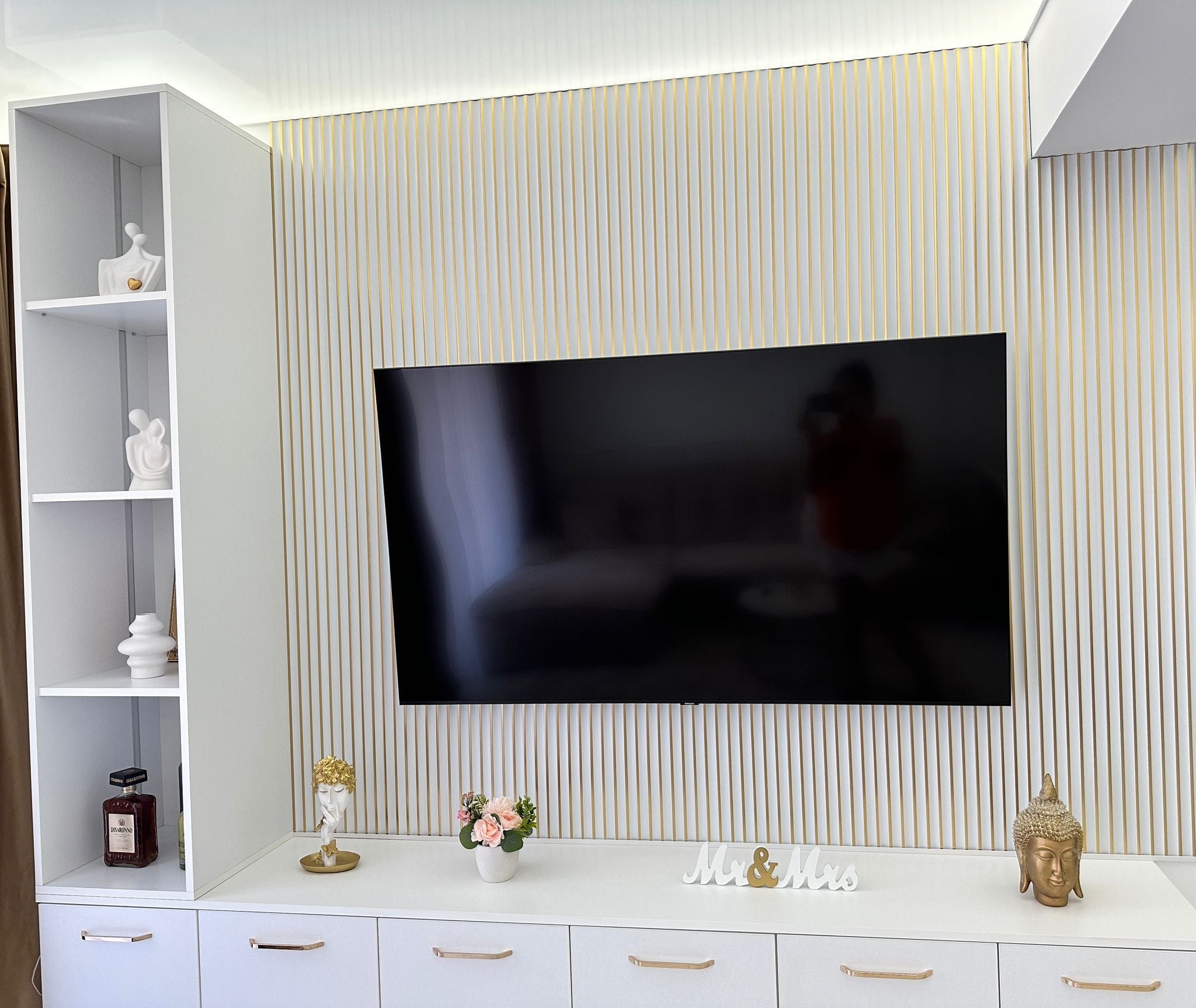 Riflaj decorativ PolyPro JP01, alb cu inserții aurii, finisaj lucios, pentru amenajări interioare moderne